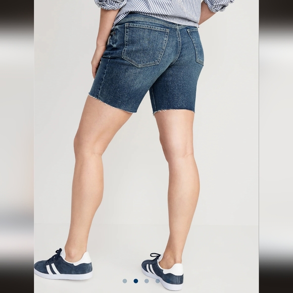 Old Navy Maternity Full-Panel OG Straight Cut-Off Jean Shorts -- 5-inch inseam - Picture 4 of 5